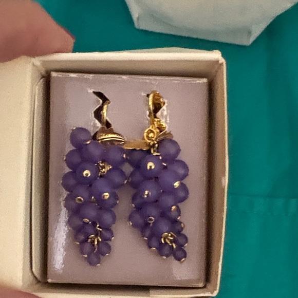 1989 Avon Frosted Purple Grapes Clip Earrings Gold Tone Dangle Drop Cluster - Picture 4 of 6